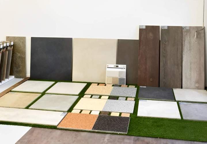 Du parquet naturel pour l’intérieur et du gazon synthétique pour l’extérieur