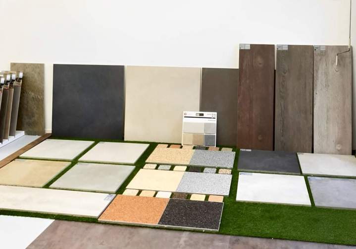 Du parquet naturel pour l’intérieur et du gazon synthétique pour l’extérieur