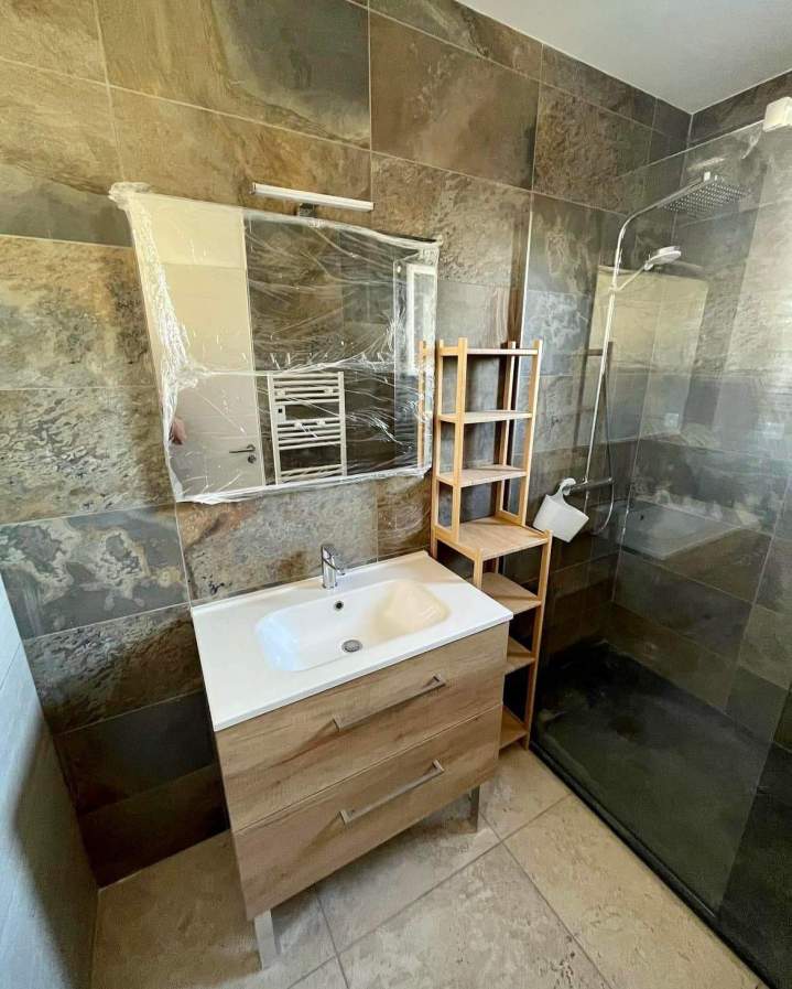 Une multitude de références en matière de meubles et accessoires pour parfaire l’aménagement de votre salle de bains et votre cuisine
