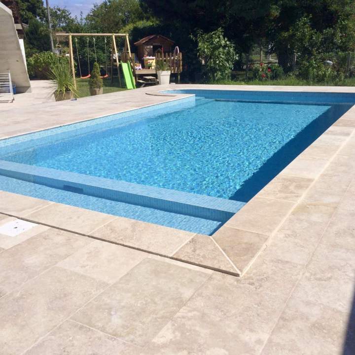 Des dalles céramiques pour revêtir votre terrasse et piscine