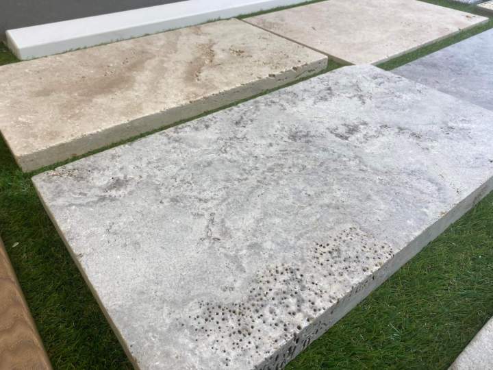 <p>Vente de travertins, Soleymieu</p>